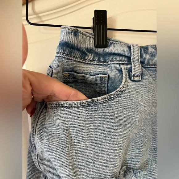 Hollister Curvy Mom Short Lighter Wash Size 0 or 24W - Picture 7 of 11